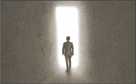 Ein Mann geht ins Licht