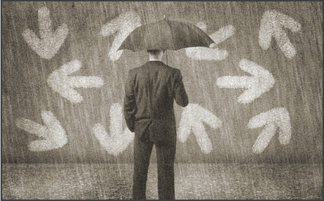 Mann steht vor Wand mit Pfeilen